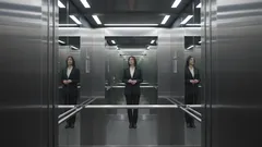 Waarom is er een spiegel in de lift? De verrassende waarheid